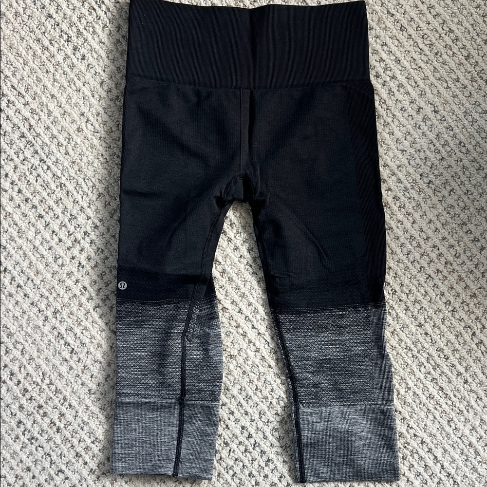 Lululemon Athletica classic Black and Gray cropped Leggings size 4